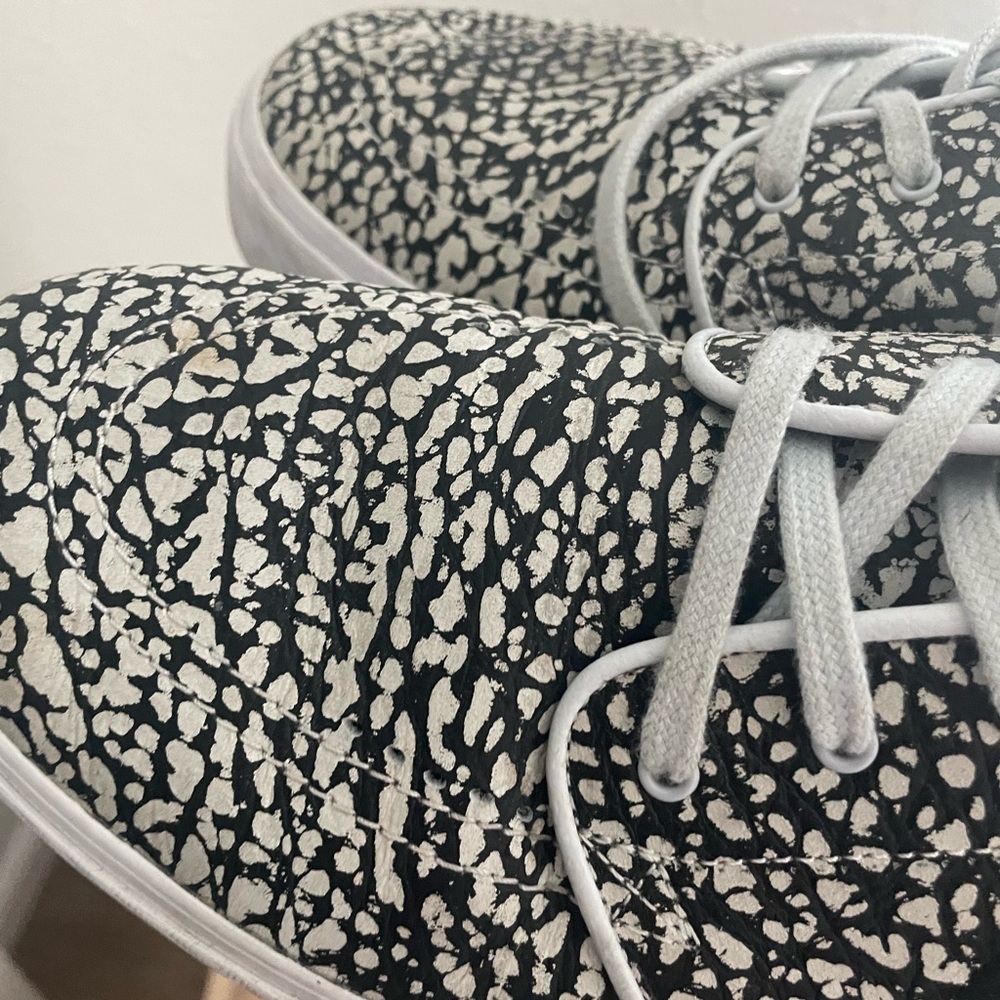 Nike men’s Stefan janoski Black and White Textured Sneakers - Picture 5 of 7